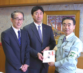 成田隆おいらせ町長に対して義援金として「１００万円」を贈呈
