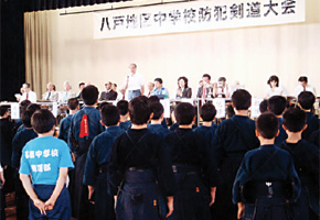 八戸地区中学校防犯剣道大会にて参加者にスポーツドリンク13ケースを贈呈