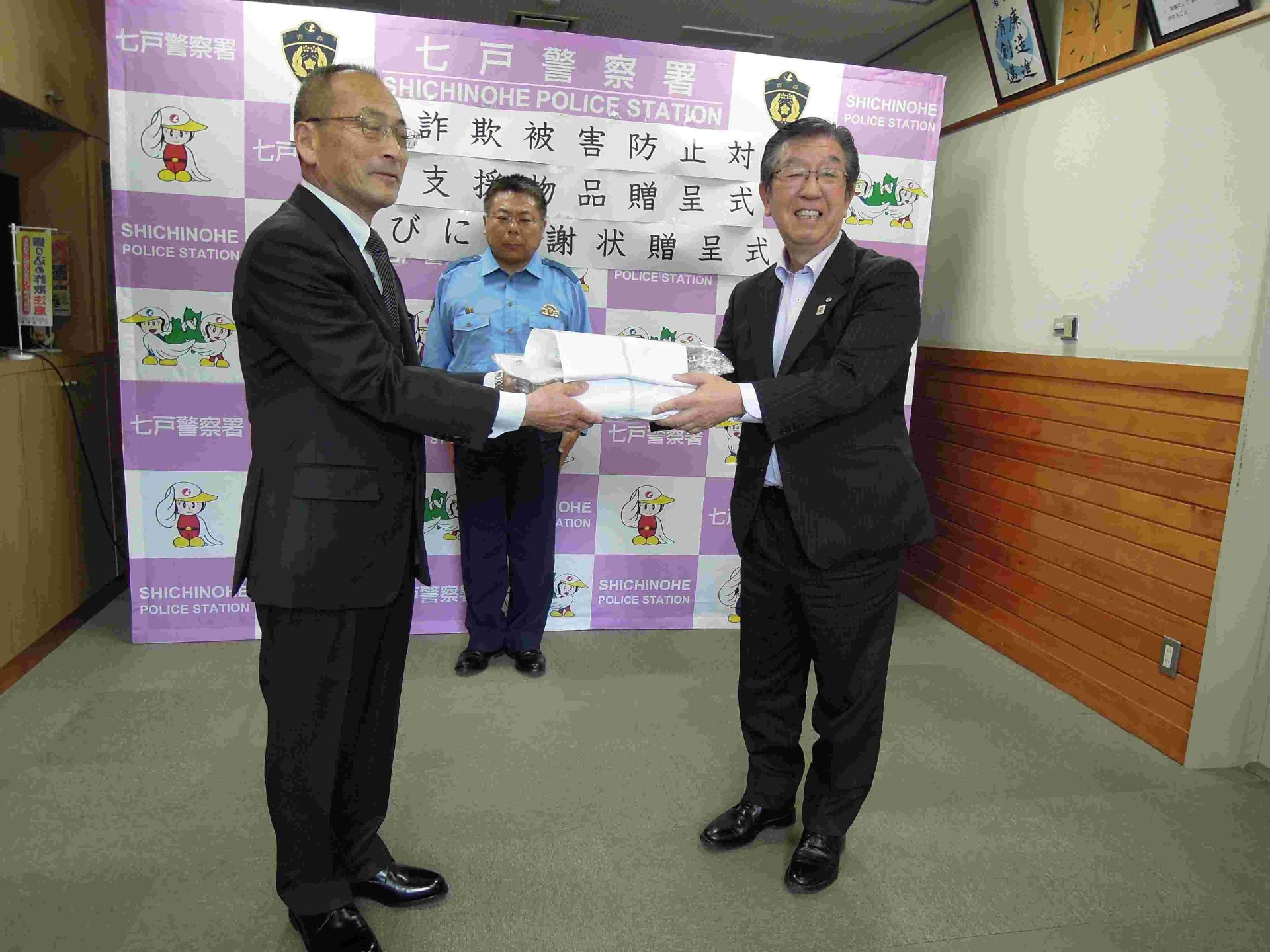 青森県遊技業防犯協力会上十三・下北支部による特殊詐欺被害防止広報物品の七戸地区防犯協会への寄贈と感謝状の受贈について
