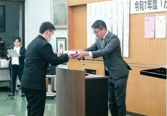 記念品を手渡す大西会長（右側）
