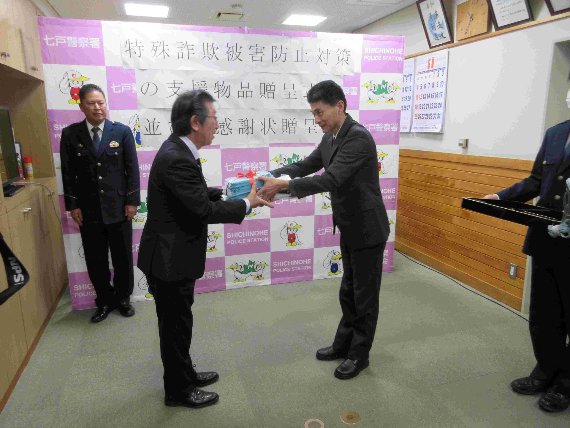 贈呈式（右が廣島専務）