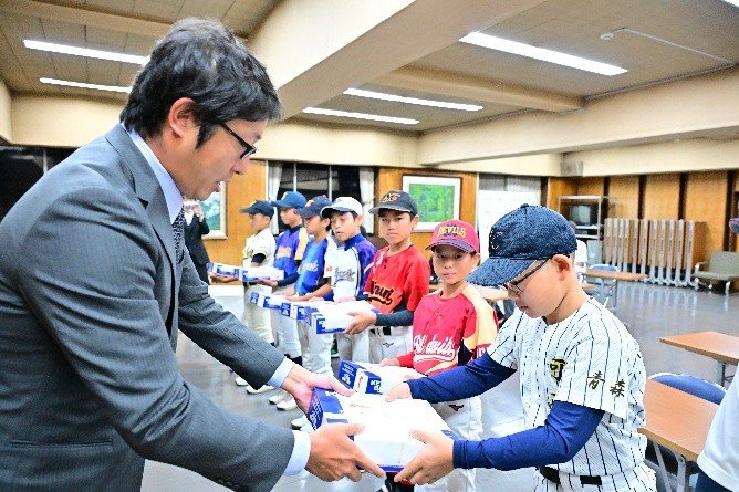代表キャプテンらに記念品を手渡す大西会長
