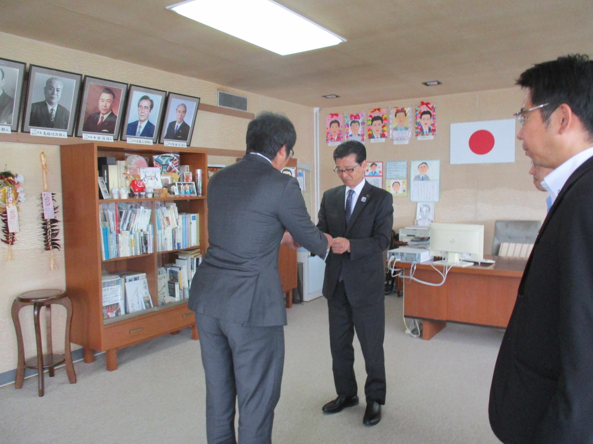 贈呈式の状況（中央背面が大西支部長）