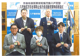 寄贈後の集合写真（中央が佐々木氏）