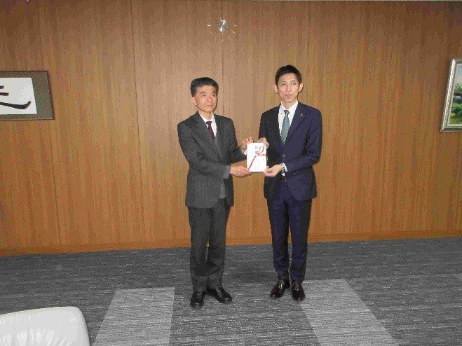 むつ地区防犯協会へ特殊詐欺被害防止広報物品を寄贈