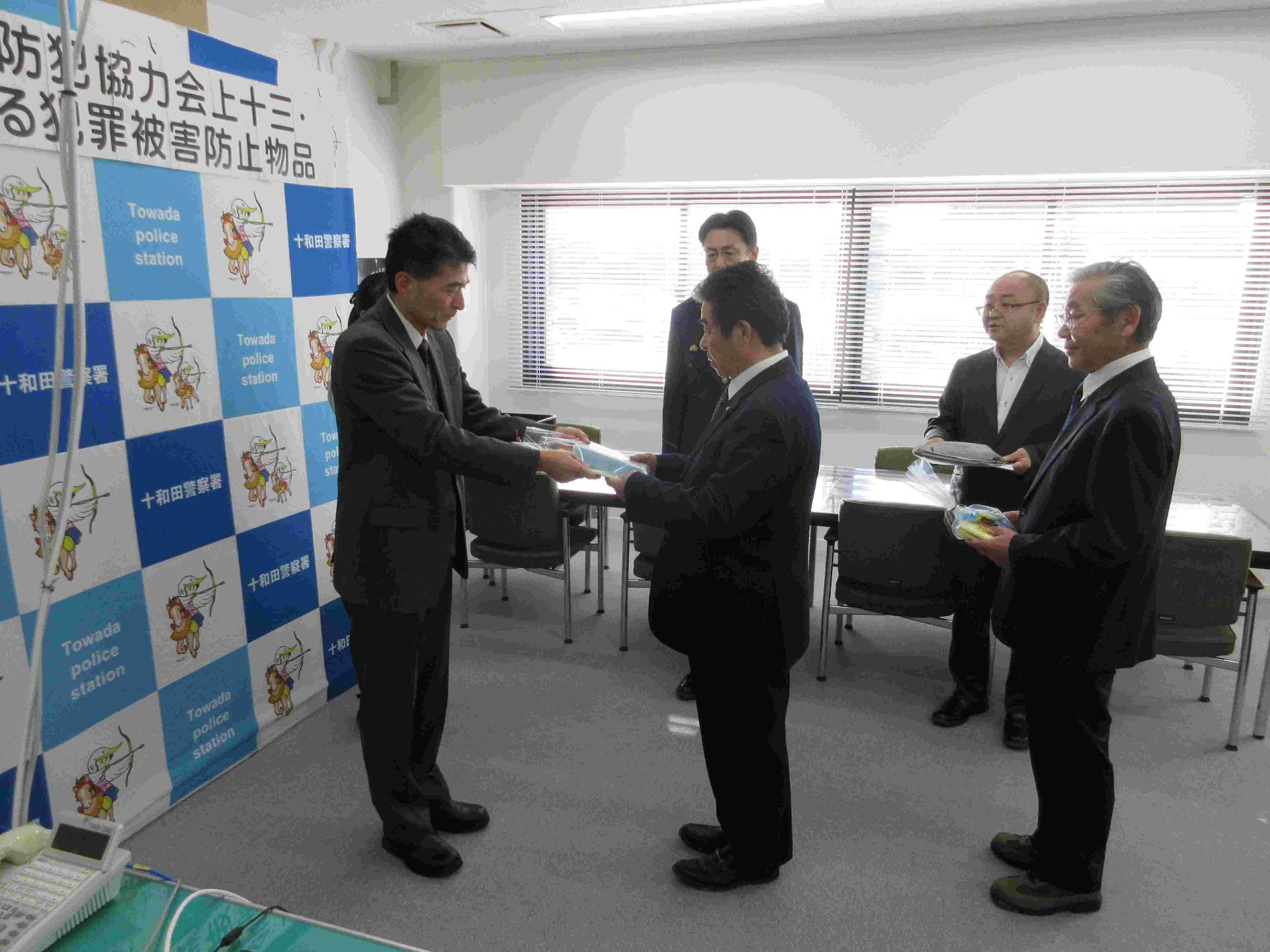 贈呈式（一番左が廣島専務）