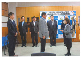 寄贈した代理の佐々木氏（前列右側）